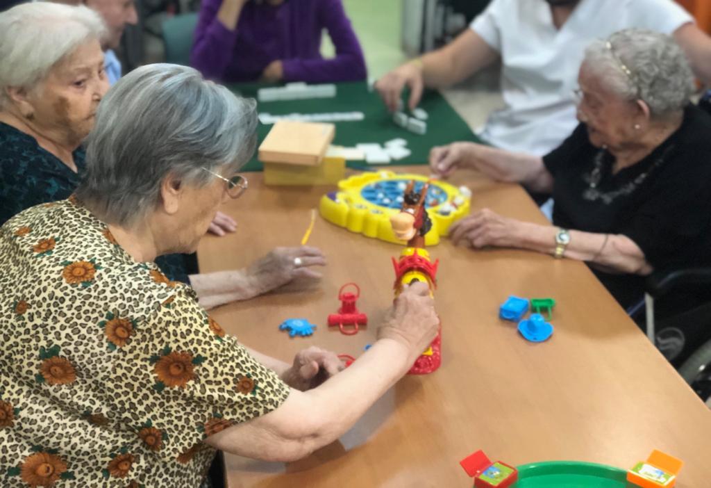 Juegos de mesa para personas mayores en residencias