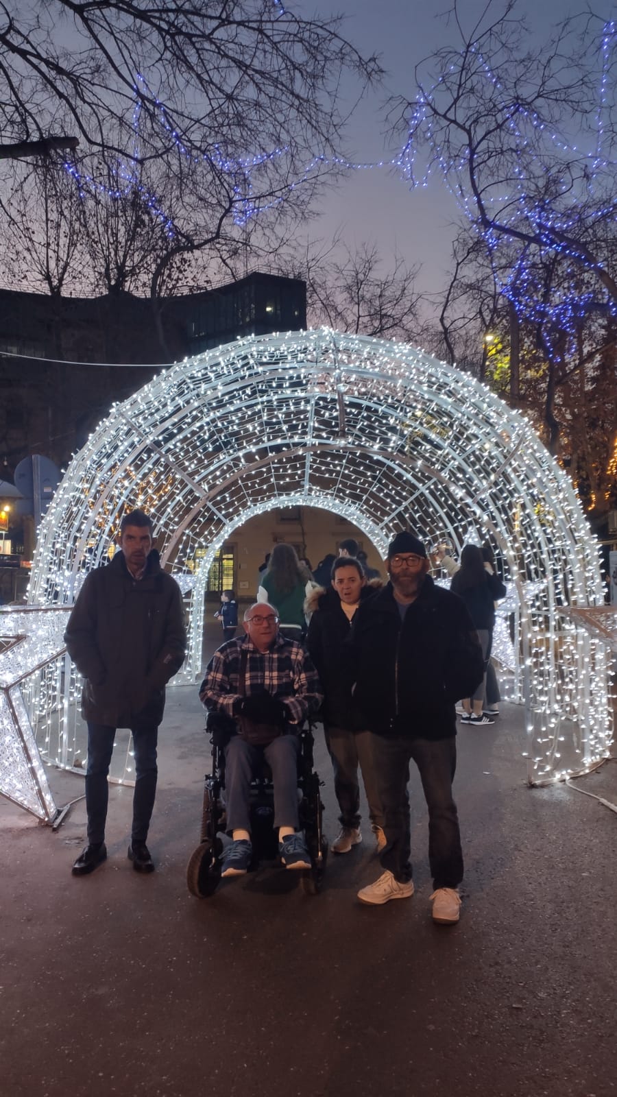 PASEO POR EL MERCADILLO NAVIDEÑO