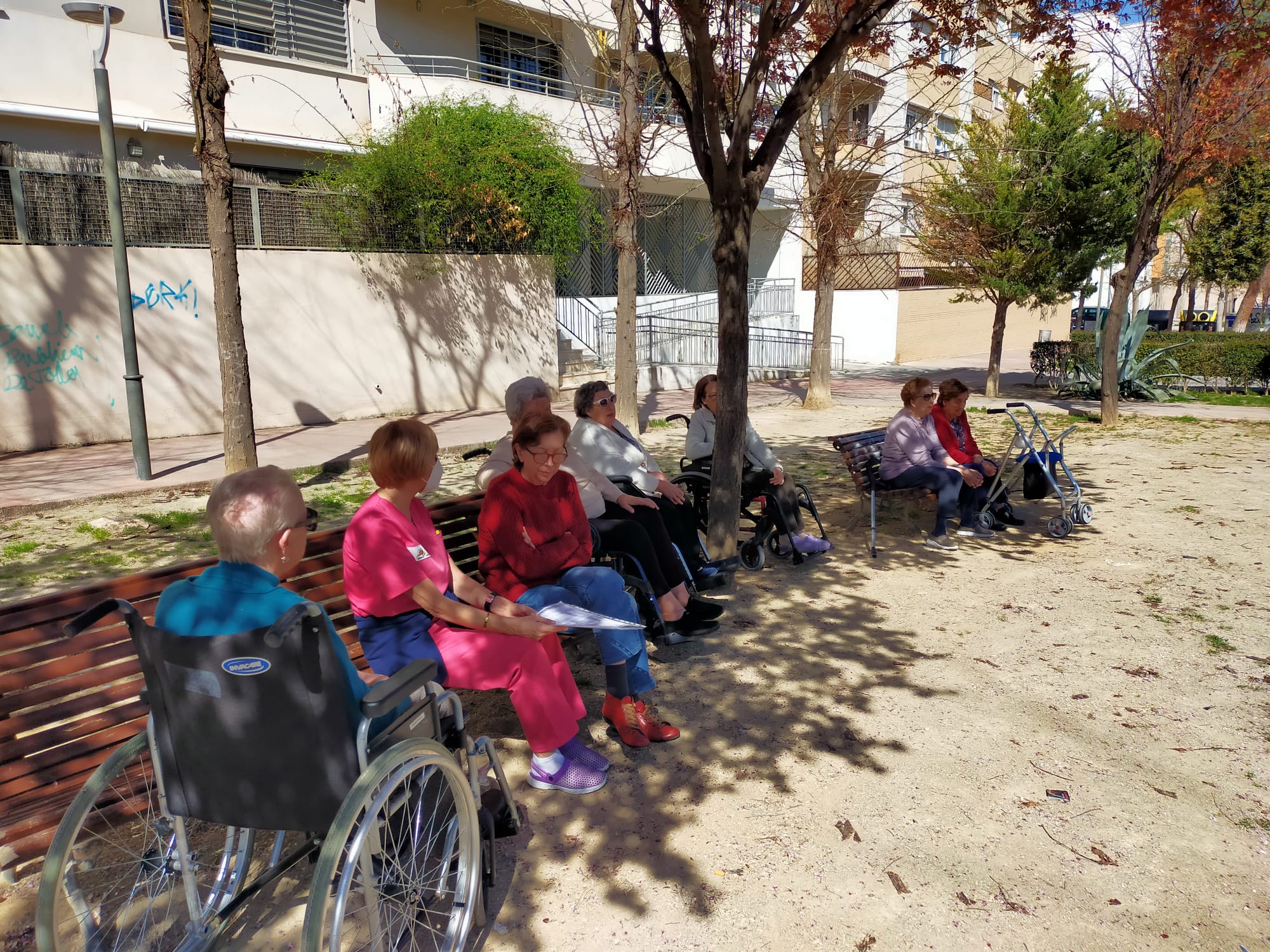 TALLER DE ESTIMULACIÓN COGNITIVA AL AIRE LIBRE Residencia Entrepinares