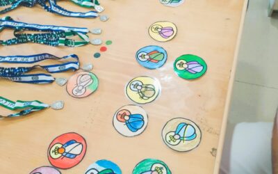 PREPARANDO NUESTRAS MEDALLAS PARA LA ROMERÍA